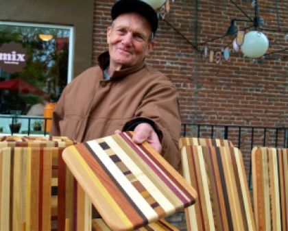 Bruce Kramer makes outstanding cutting boards. He has been a member of the Lithia Artisans Market for a long time. Weekends on Calle Guanajuato.